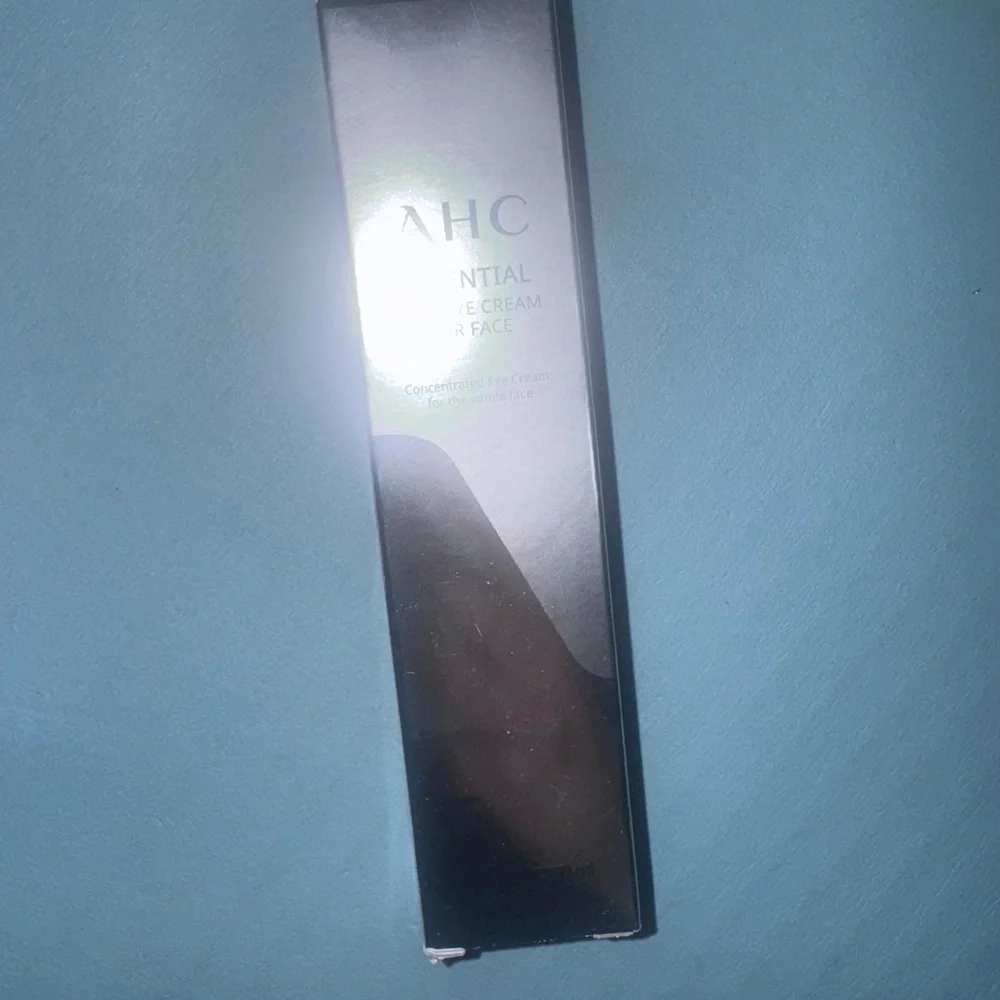 Luxury Makeup Bundle - Picture 5 of 7